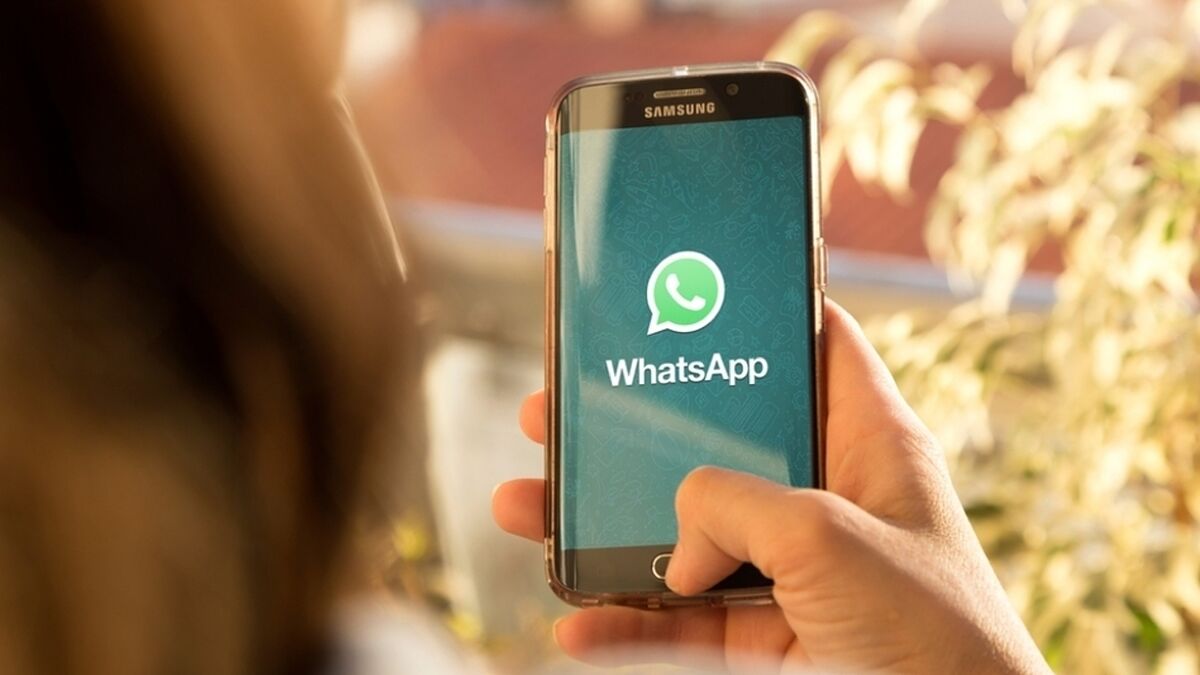 How to turn off auto download feature on WhatsApp?