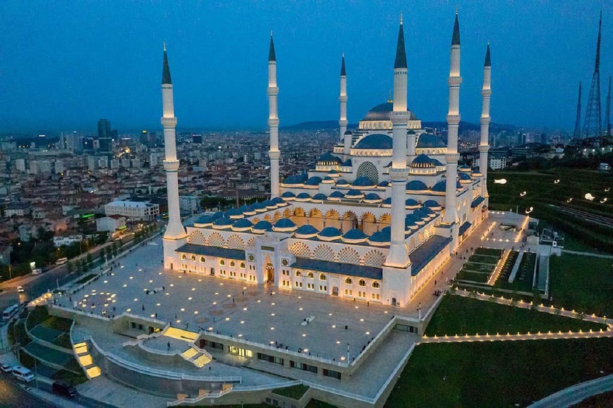 Camlica Mosque: Unique architectural style is reminiscent of Ottoman history