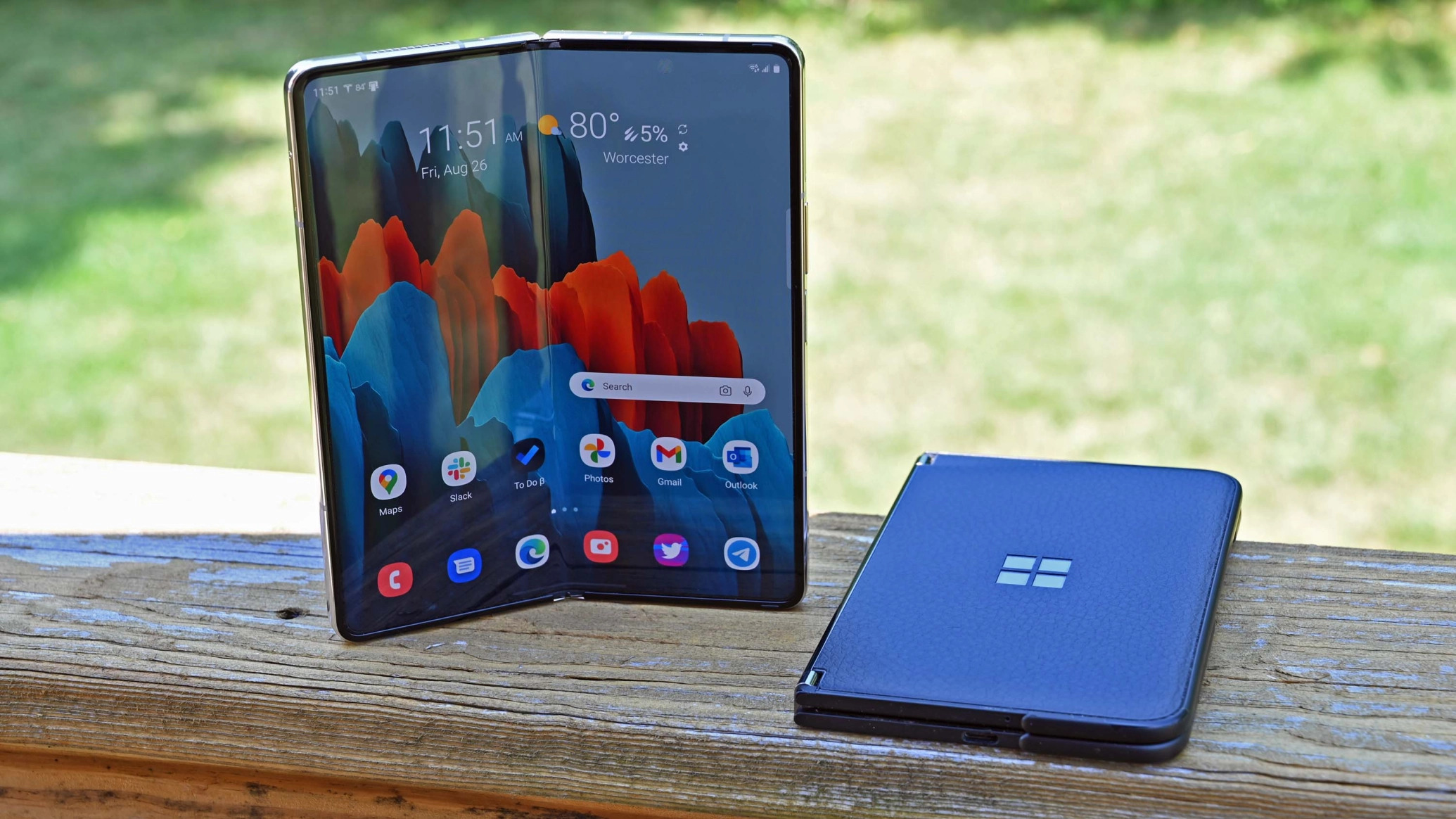 Microsoft’s Future Foldable: A Two-Way Hinge Design
